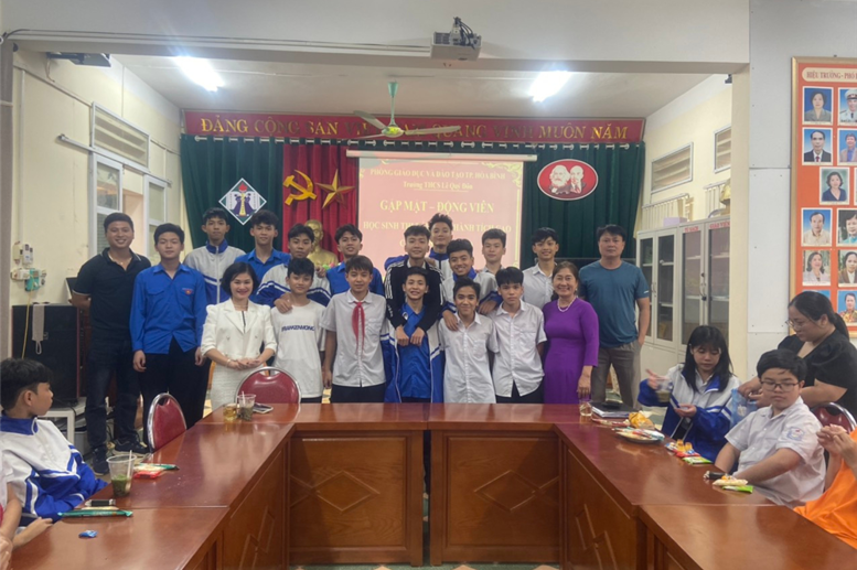 BGH nhà trường tuyên dương các em học sinh nội dung thi bóng đá.