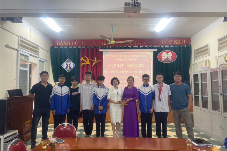 BGH nhà trường chúc mừng  các em tham gia nội dung thi điền kinh.