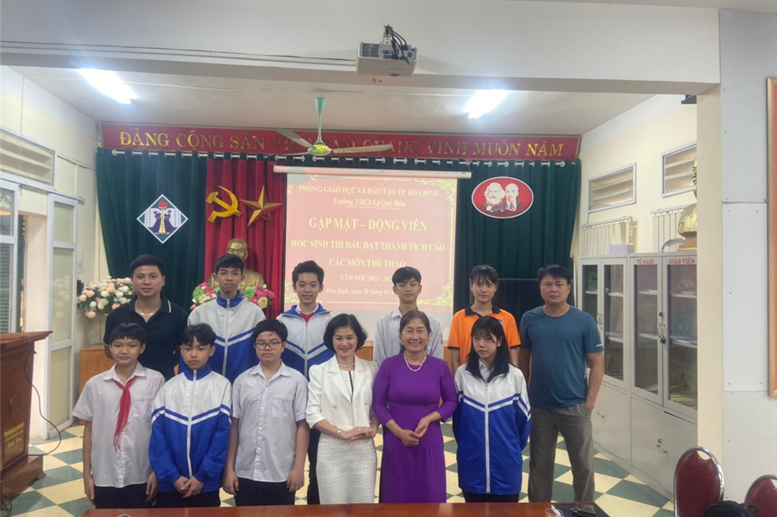 BGH nhà trường chụp ảnh lưu niệm với đội tuyển cầu lông – bóng bàn.