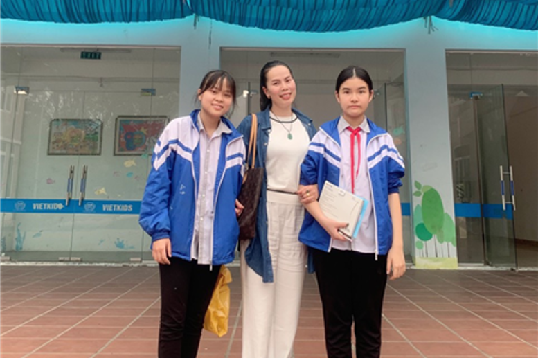 Hai thí sinh và cô giáo Mĩ thuật – Phạm Thị Oanh trước Hội thi