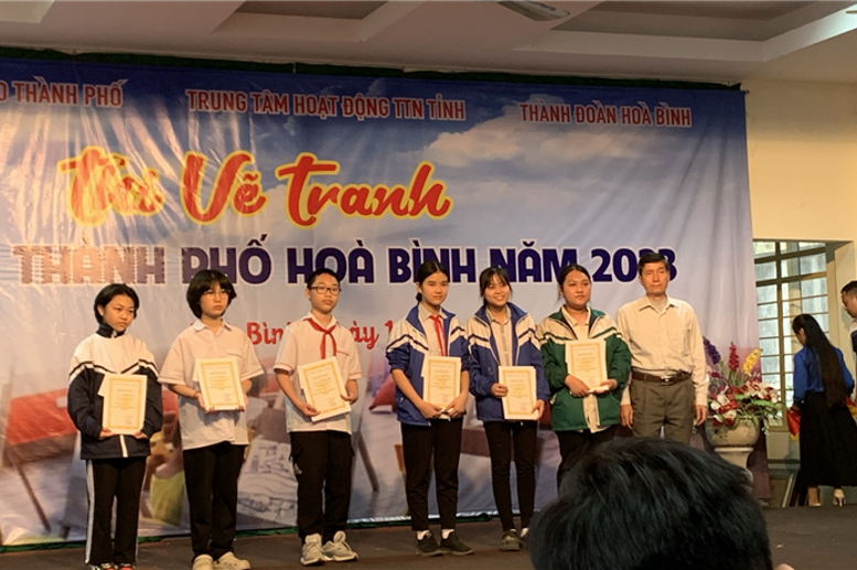 Em Nguyễn Thùy Chi lớp 8A4 và em Đỗ Lan Phương lớp 9A4 xuất sắc giành giải Ba