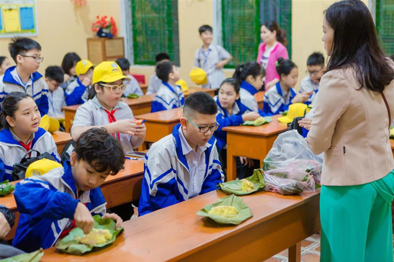 Các em học sinh tập trung ăn sáng và nghe hướng dẫn của đoàn