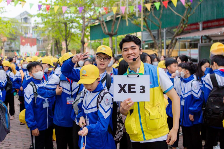 Các bạn HS cùng anh HDV chụp ảnh kỉ niệm