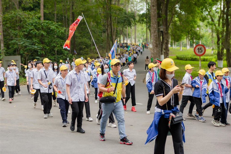 HS xếp hàng đến nhà tưởng niệm Bác Hồ