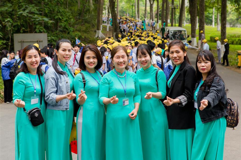 Trong khi chờ đợi vào làm Lễ báo công các thầy cô và các em HS chụp hình kỉ niệm