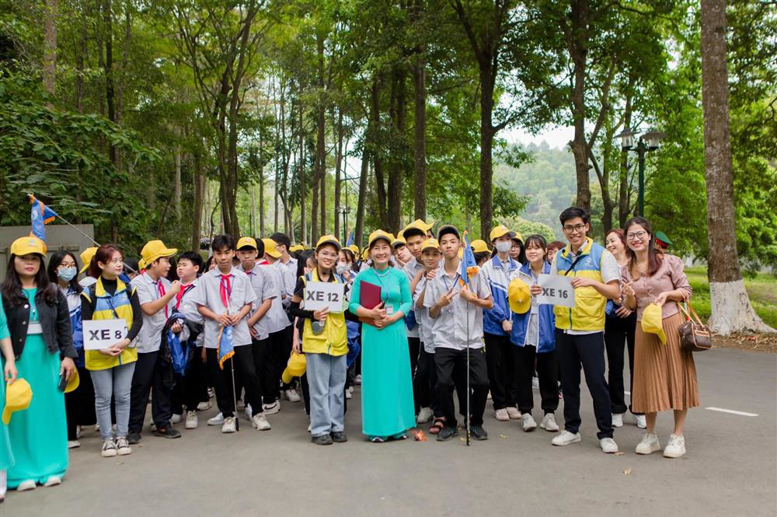 Trong khi chờ đợi vào làm Lễ báo công các thầy cô và các em HS chụp hình kỉ niệm