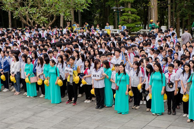 Thầy cô giáo và các em HS xếp hàng chuẩn bị làm Lễ báo công
