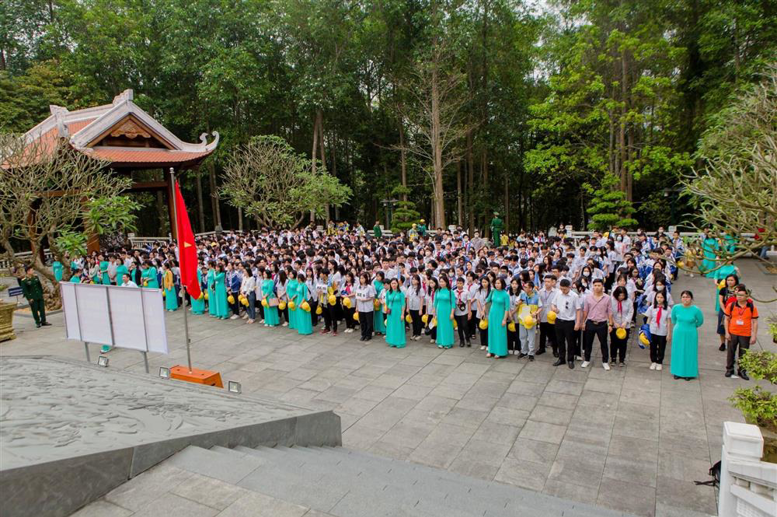 Các thầy cô giáo và các em học sinh xếp hàng làm Lễ báo công