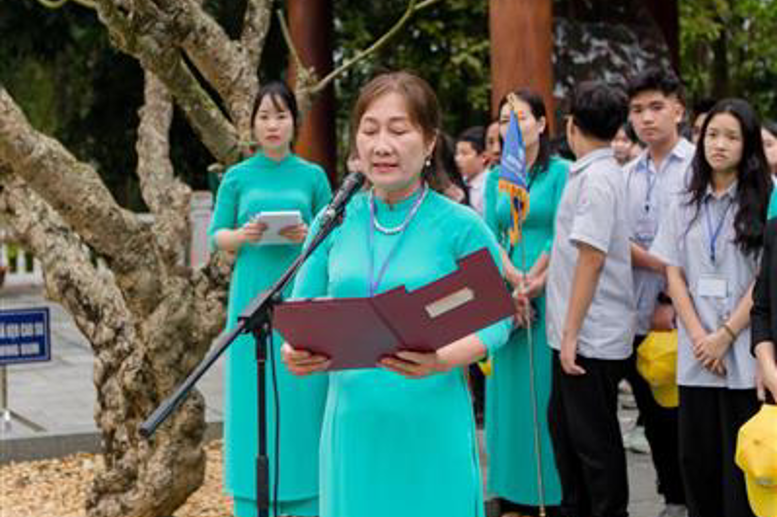Cô giáo Phạm Thị Hải Châu - Bí thư Chi bộ - Hiệu trưởng nhà trường dâng lên Bác những thành tích nở hoa qua bài báo cáo 