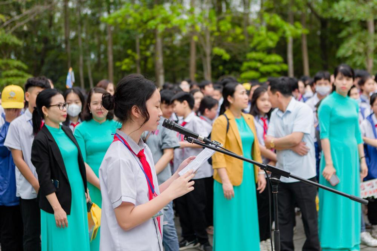 Em Tống Vũ Minh Giang thay mặt HS nhà trường thể hiện niềm kính yêu với Bác