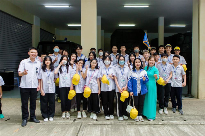 Tập thể lớp 9A2 chụp ảnh cùng cô giáo Hiệu trưởng