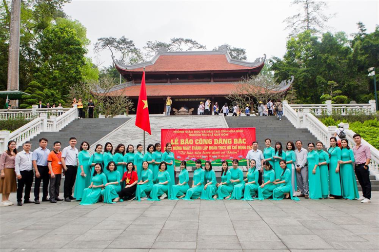 Các thầy cô giáo và PHHS chụp ảnh lưu niệm tại khu di tích K9