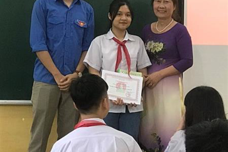 Đ.c Nguyễn Tiến Dũng, Bí thư Đoàn phường Đồng Tiến và đ.c Phạm Thị Hải Châu- Bí thư CB, HT nhà trường đã trao quà và chứng nhận khen thưởng