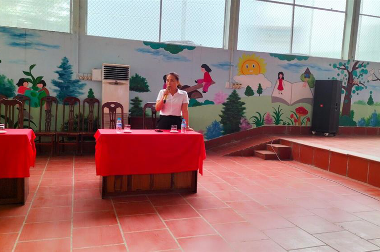 Cô Phạm Thị Loan- Phó GĐ trung tâm nói lời cảm ơn và bày tỏ mong muốn gắn kết với CLB thiện nguyện trường THCS Lê Qúy Đôn