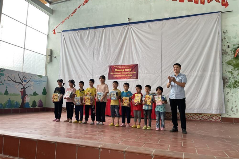 Thầy Bùi Huy Hoàng – thay mặt cho CLB Thiện nguyện tặng quà cho các em học sinh Tiểu học của Trung tâm 