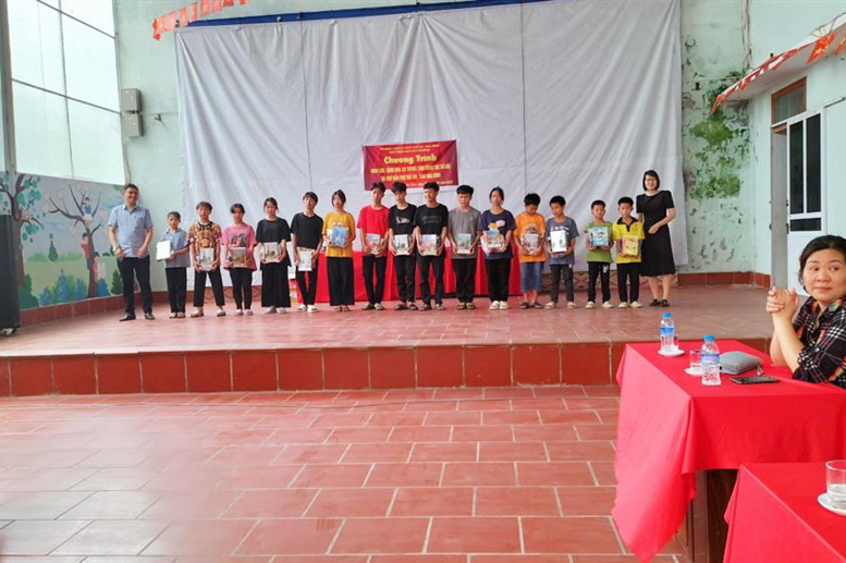 Cô Bùi Thị Xuân – thay mặt cho BCH Công đoàn nhà trường tặng quà cho các em học sinh THCS của Trung tâm 