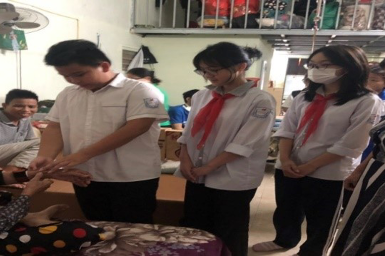 Học sinh vừa ngỡ ngàng, vừa xúc động bởi một cái chạm tay cũng có thể cảm nhận được mạch máu của từng người bệnh đang rung lên “như máy” 