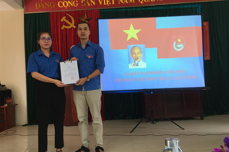Đoàn Phường Đồng Tiến trao quyết định kết nạp cho chi Đoàn Trường THCS Lê Quý Đôn