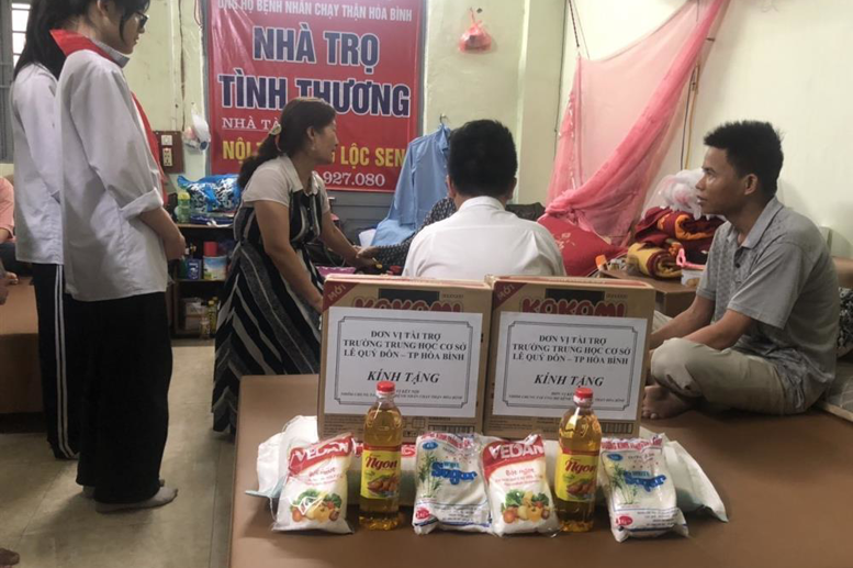 Những nhu yếu phẩm hàng ngày mà CLB mang đến với hy vọng giúp đỡ cho các cô, các bác cải thiện cuộc sống.