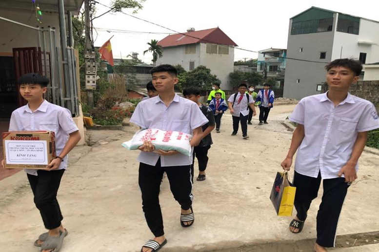 Những chàng lính ngự lâm của lớp 9A2 xung phong bê đồ quyên góp.