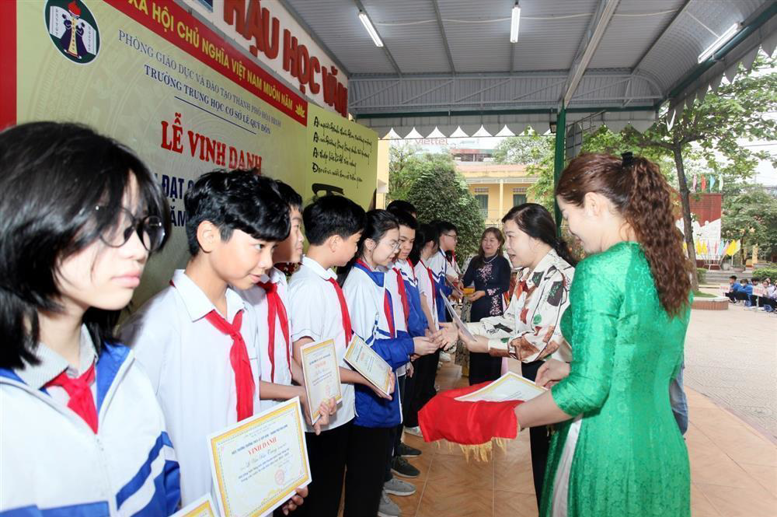 Nhà giáo Kim Thị Hồng – Phó Trưởng phòng GD&ĐT thành phố  