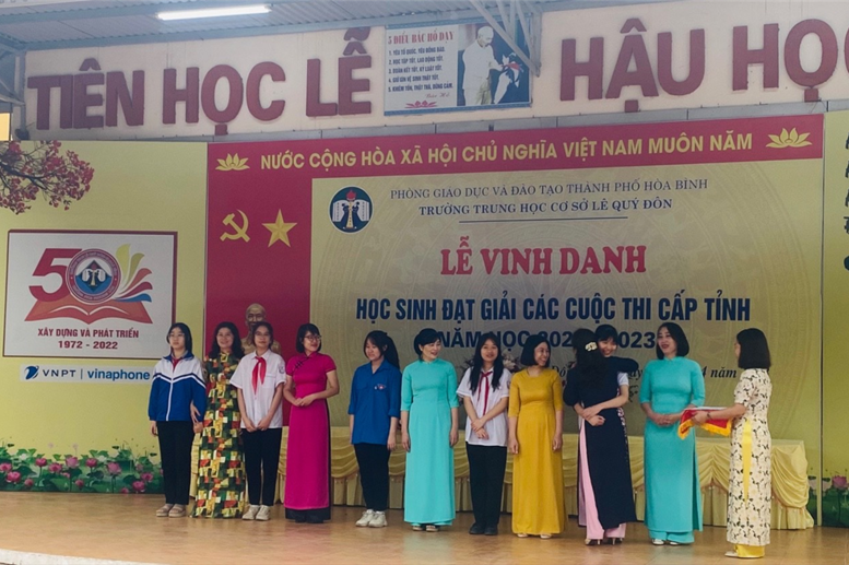 Không chỉ là phát thưởng, mà cả là những vòng ôm ấm áp, xúc động, yêu thương!