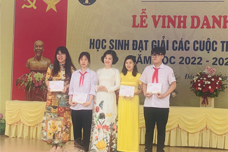 Cô giáo Phạm Thị Thu Hằng – Phó Bí thư Chi bộ - Phó Hiệu trưởng nhà trường trao thưởng cho 4 cô trò đạt giải Nhì đặc biệt (toàn TP không có giải Nhất) trong kì thi chọn HSG cấp tỉnh