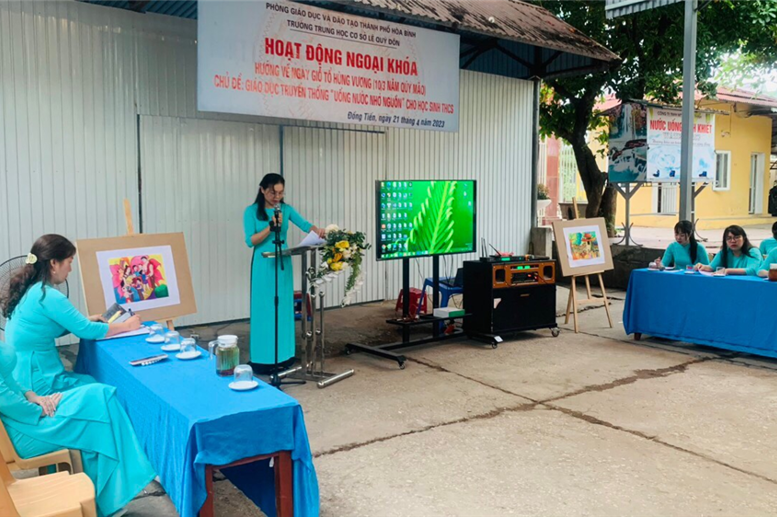 Cô giáo Bùi Thị Châm - Tổ trưởng tổ KHXH phát biểu về ý nghĩa của ngày Giỗ Tổ Hùng Vương