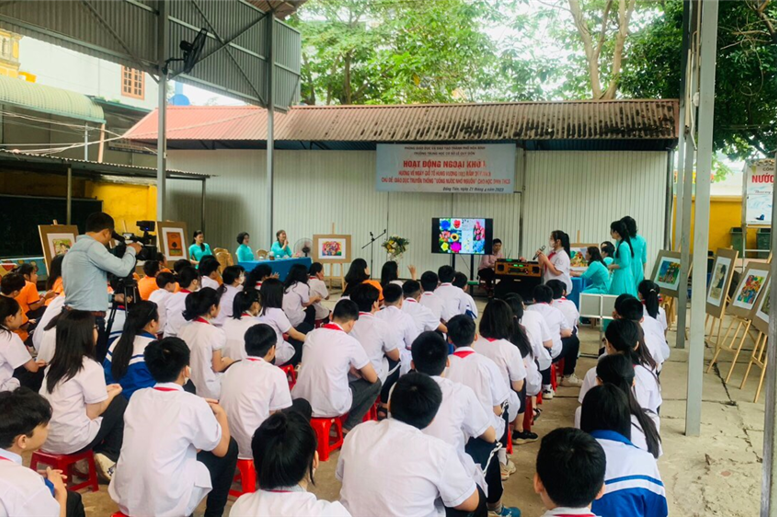 Màn giao lưu “Hái hoa dân chủ” đầy háo hứng và sôi nổi của các em học sinh khối 7