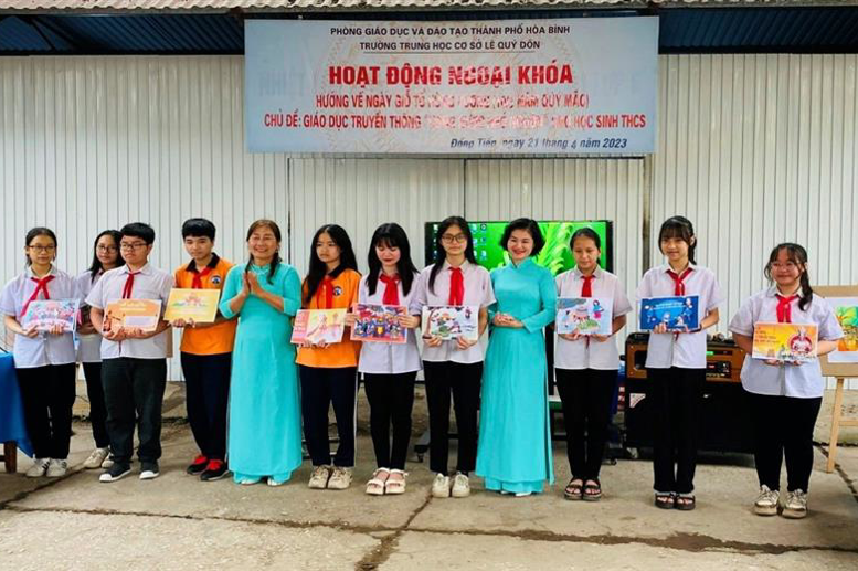 BGH vui mừng tặng thưởng cho 10 em HS có câu trả lời nhanh và chính xác