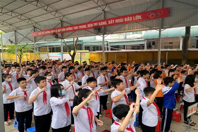 Không khí buổi giao lưu được đẩy lên cao vút khi tất cả 150 em học sinh cùng với các thầy cô cất vang bài hát truyền thống của trường Lê Qúy Đôn. “Nào cùng hát vang bài ca, về ngôi trường của chúng ta. Về mảnh đất mến yêu có dòng sông Đà...”