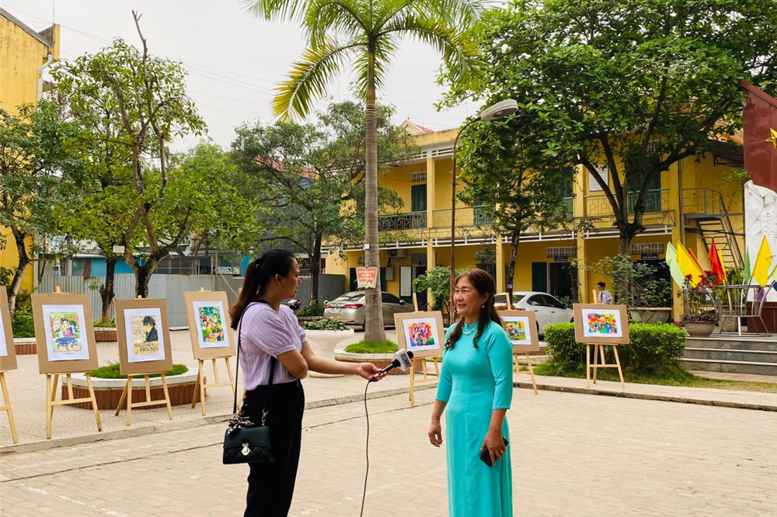 Cô giáo Phạm Thị Hải Châu - Bí thư chi bộ - Hiệu trưởng nhà trường trả lời phỏng vấn của Đài phát thanh và truyền hình tỉnh về công tác giáo dục ngoại khóa “Uống nước nhớ nguồn” của nhà trường.
