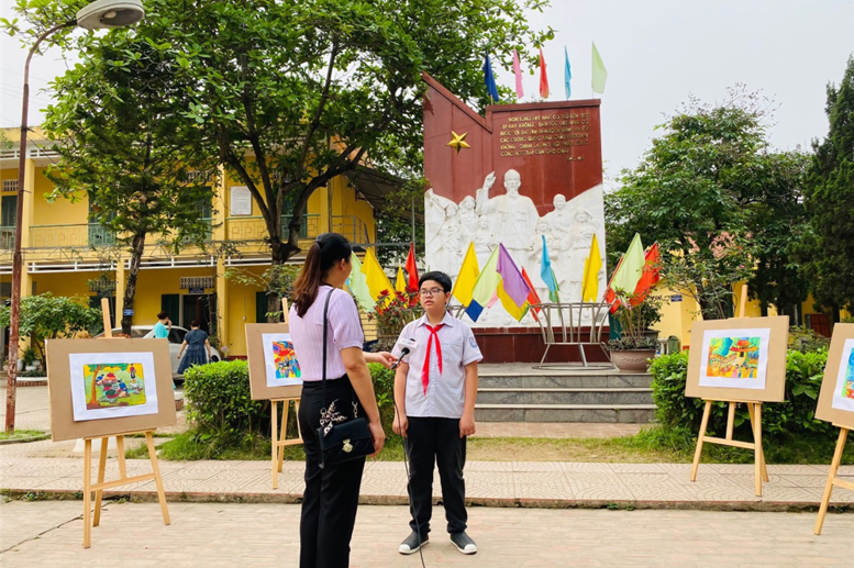 Em Lưu Huy Bách- Học sinh lớp 7A4 tự tin trước ống kính máy quay