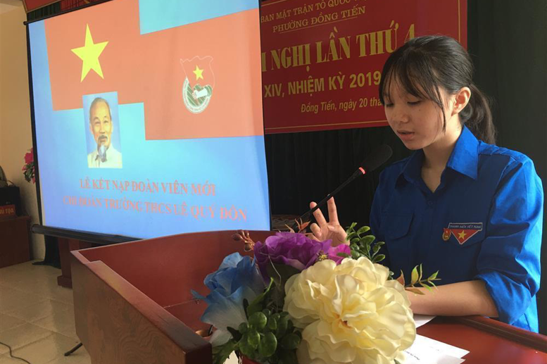 Em Lương Hà Châu- đại diện cho các bạn Đoàn viên Khối 9 đọc tuyên thệ