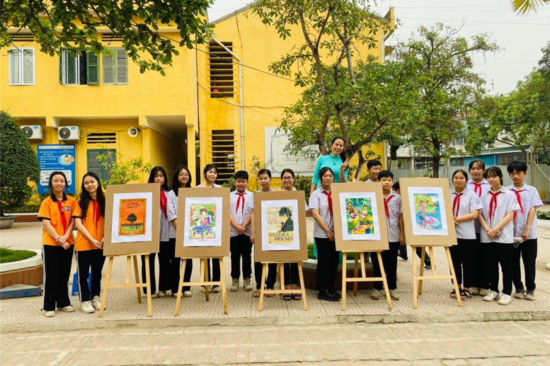 Cô giáo Phạm Thị Oanh cùng học trò bên những “Tác phẩm nghệ thuật” đầy ấn tượng.