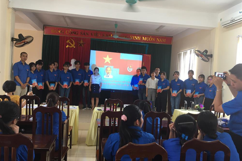 Đ/c Đỗ Thị Giang- Phó Bí thư Đảng ủy phường và Cô Phạm Thị Hải Châu, Bí thư Chi bộ, Hiệu trưởng nhà trường phát huy hiêu Đoàn cho học sinh