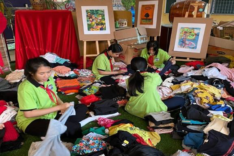 Các em Học sinh tham gia gấp và phân loại quần áo trước khi đưa đến “Gian hàng 0 đồng”