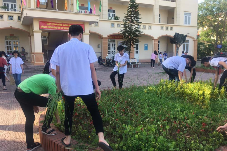 Các bạn Đoàn viên tham gia lao động tại sân làm việc UBND Phường Đồng Tiến