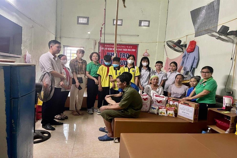 Đều đặn hàng tháng, CLB Thiện nguyện đến thăm và động viên các bệnh nhân chạy thận