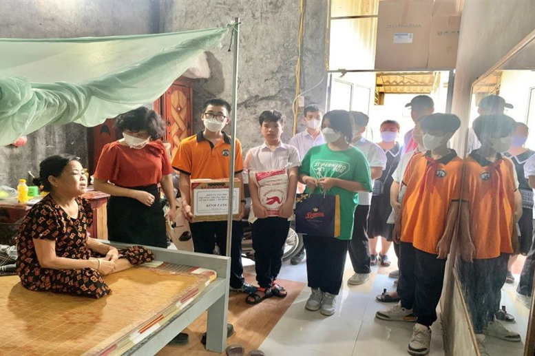 Sự quan tâm, yêu thương, san sẻ giống như những ngọn nến, nhen lên tia sáng của tình đời, tình người để không còn ai phải ở lại phía sau