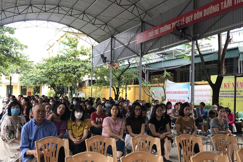 Các bậc phụ huynh đã có mặt từ rất sớm