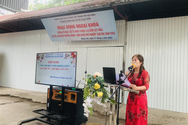 Cô giáo Phạm Thị Hải Châu - Bí thư chi bộ Hiệu trưởng nhà trường phát biểu