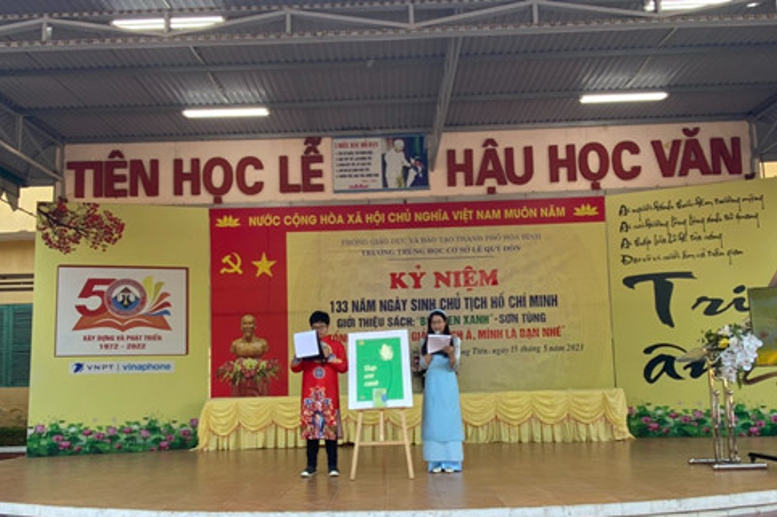 Phần giới thiệu cuốn sách “Búp sen xanh” của tác giả Sơn Tùng do hai em học sinh Huy Bách và Linh Tuệ - lớp 7A4 thực hiện