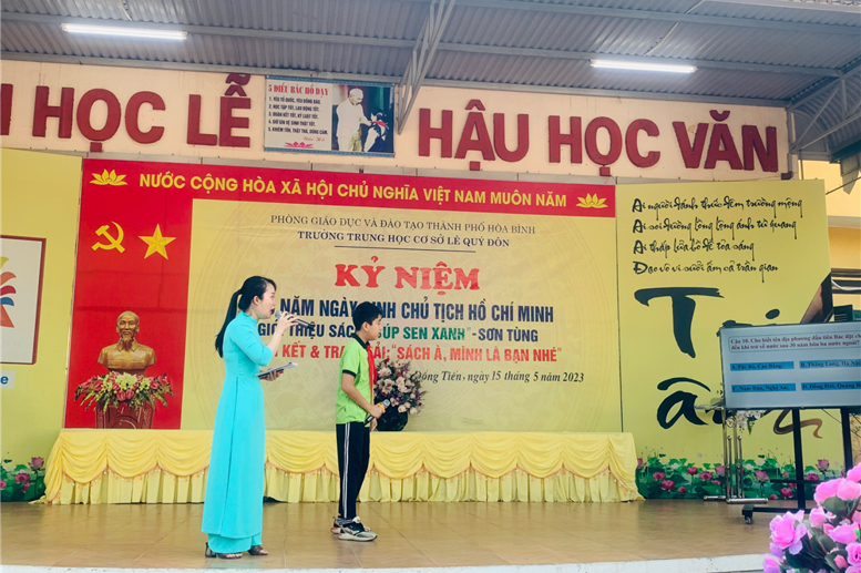 Phần thi Hái hoa dân chủ do cô giáo Tuyết Mai thực hiện