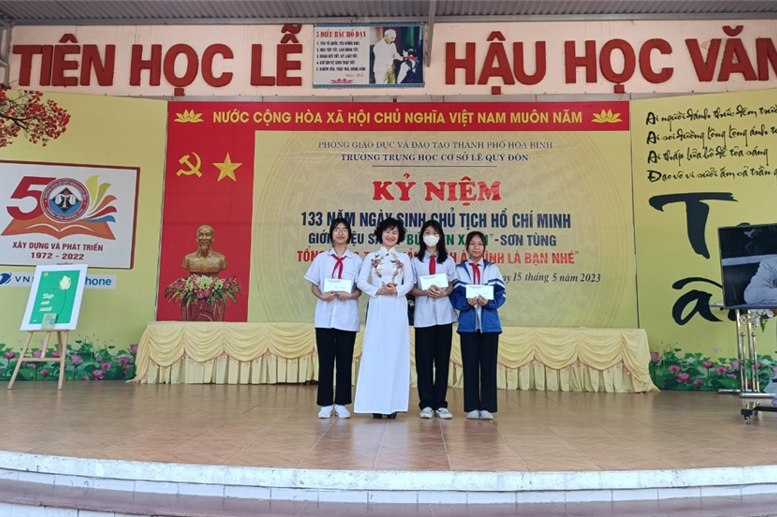 Trao thưởng cho các tập thể lớp đạt giải cuộc thi Giới thiệu sách năm 2023 với chủ đề: “Sách à! Mình là bạn nhé”.