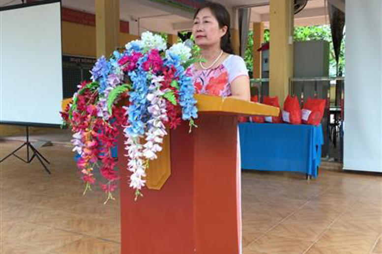 Cô giáo Phạm Thị hải Châu- Bí thư chi bộ Hiệu trưởng nhà trường phát biểu chúc mừng ngày Tết thiếu nhi 1/6
