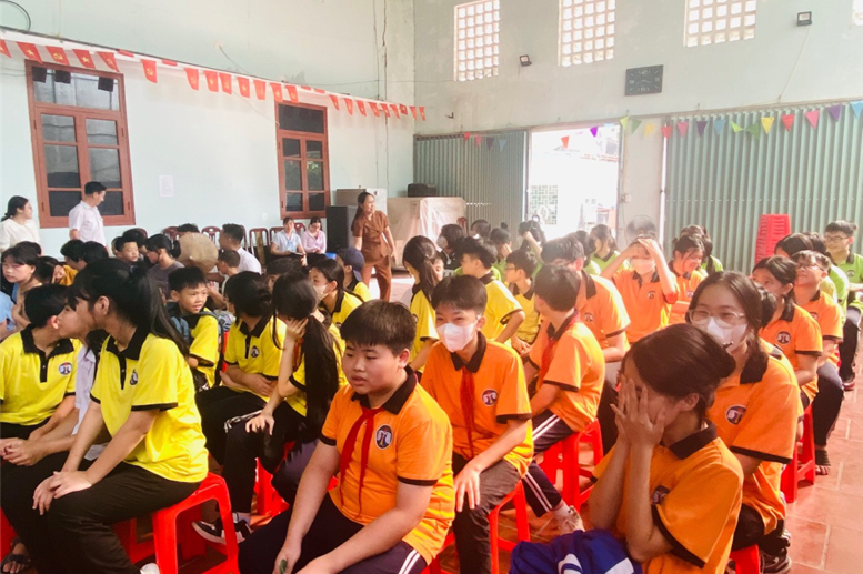 “Nào, cùng ngồi thật ngay ngắn nào”