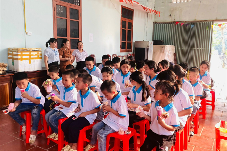 “Áo mới, áo mới. Kem mát, kem mát lạnh”