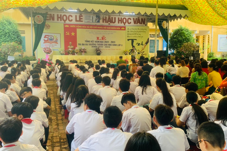 Không khí trang trọng nhưng cũng không kém phần ấm áp, mang lại nhiều cung bậc cảm xúc.