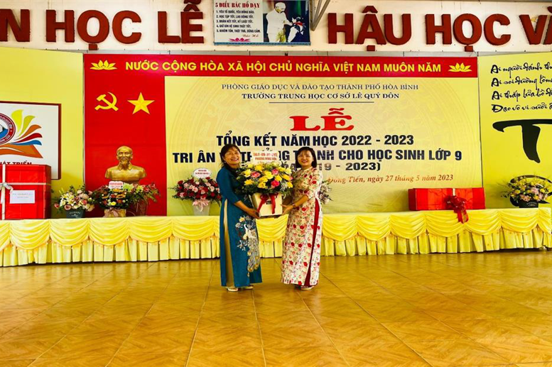 ĐẠI DIỆN ĐẢNG ỦY- HĐND- UBND PHƯỜNG ĐỒNG TIẾN ĐẾN DỰ VÀ TẶNG HOA CHÚC MỪNG NHÀ TRƯỜNG.